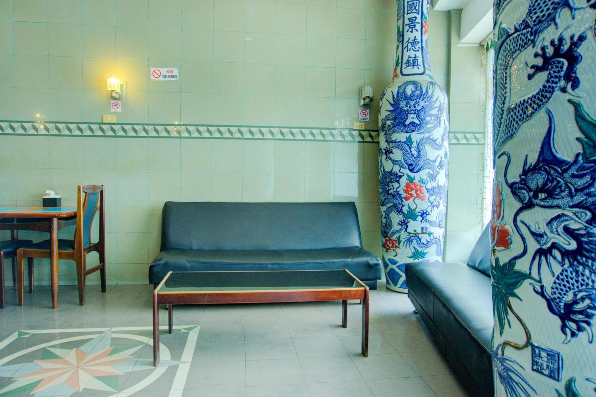 Townhouse Oak Palembang Near Jembatan Ampera Formerly Azzura Hotel المظهر الخارجي الصورة